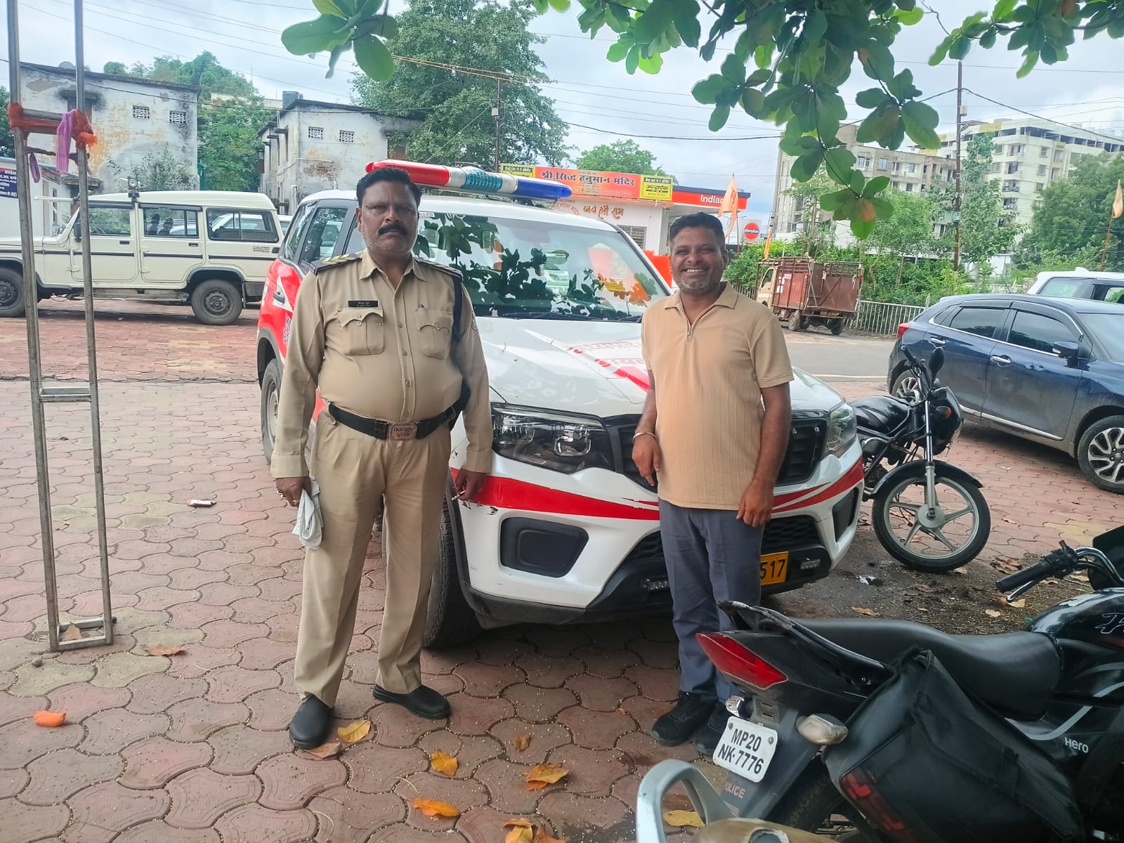 जबलपुर के थाना मदन महल क्षेत्र में परिजन से बिछड़ी 12 वर्षीय बालिका, डायल-112 जवानों ने परिजन से मिलाया।
